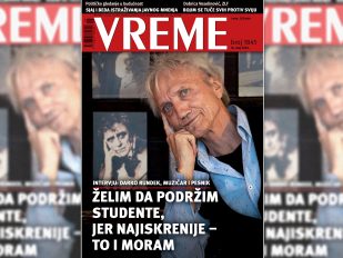 Darko Rundek sa glavom naslonjenom na ruku