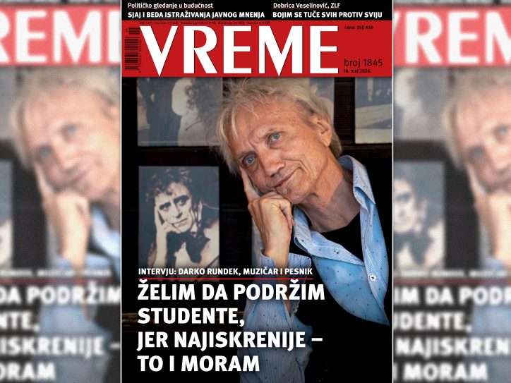 Darko Rundek sa glavom naslonjenom na ruku