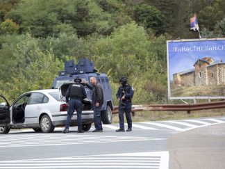 Patrola kosovske policije pretresa auto na ulazu u Banjsku