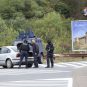 Patrola kosovske policije pretresa auto na ulazu u Banjsku