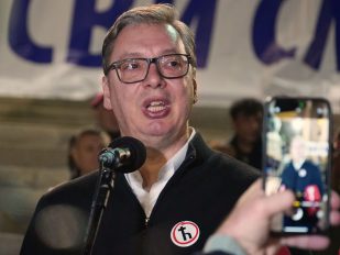 Aleksandar Vučić ispred Skupštine sa bedžom sa slovom 
