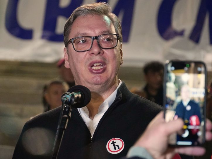 Aleksandar Vučić ispred Skupštine sa bedžom sa slovom