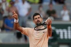 Novak Đoković proslavlja pobedu na Rolan Garosu