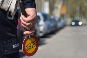 Saobraćajni policajac sa znakom stop u ruci