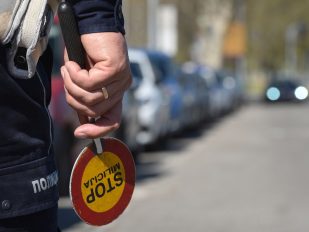 Saobraćajni policajac sa znakom stop u ruci