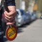 Saobraćajni policajac sa znakom stop u ruci