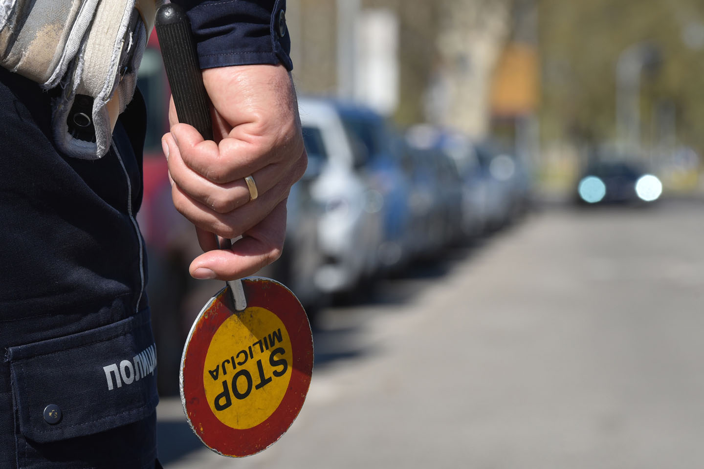 Saobraćajni policajac sa znakom stop u ruci