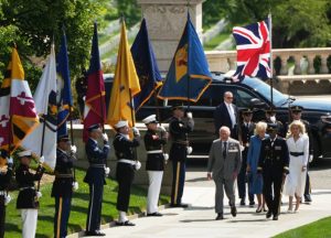 Diplomatski skandal u SAD: Britanska zastava okrenuta naopako tokom posete kralja Čarlsa