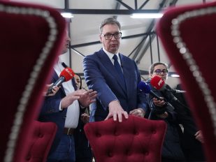 Aleksandar Vučić između plišanih fotelja u plavom odelu bsa plavom kravatom