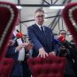Aleksandar Vučić između plišanih fotelja u plavom odelu bsa plavom kravatom