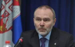 „Klečeći“ direktor „Jovine“ gimnazije zaključao đake u školi, stao pred roditelje i – ćutao
