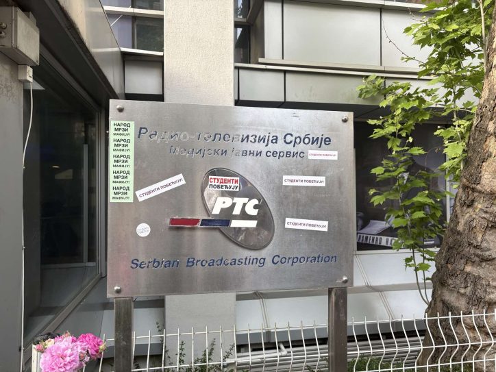 Tabla RTS izlepljena nalepnicama studenti pobeđuju