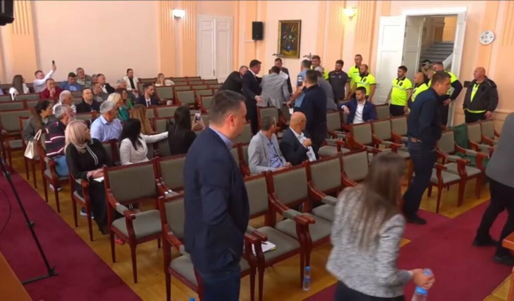 Bačen suzavac u skupštini grada Užica