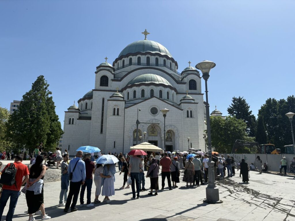 Ljudi u redu ispred Hrama Svetog Save