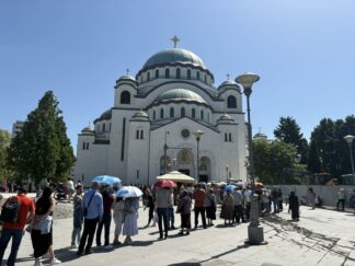 Ljudi u redu ispred Hrama Svetog Save