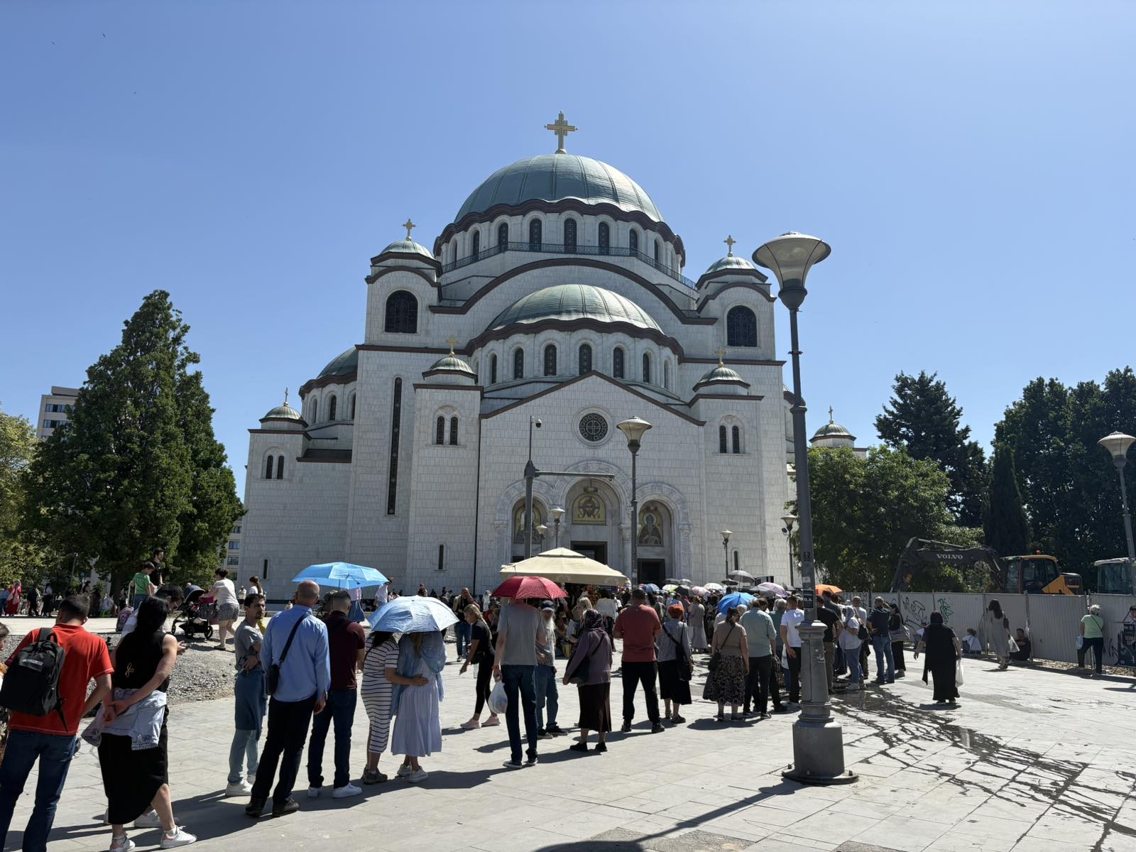 Ljudi u redu ispred Hrama Svetog Save