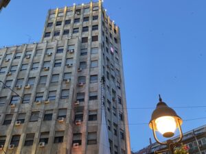 Uklonjen SNS baner sa palate Albanija