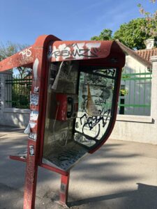 Zombiji na trotoaru: Dokle će po Srbiji stajati Halo govornice?