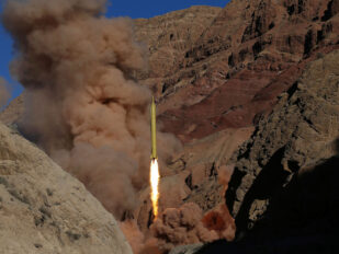 Iranska balistaička raketa kadr ispaljena iz pustinje