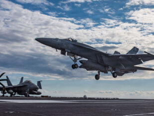 Lovac F/A-18E Super Hornet sleće na nosač aviona USS Džerald R. Ford