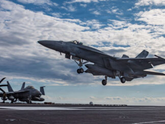 Lovac F/A-18E Super Hornet sleće na nosač aviona USS Džerald R. Ford