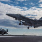 Lovac F/A-18E Super Hornet sleće na nosač aviona USS Džerald R. Ford