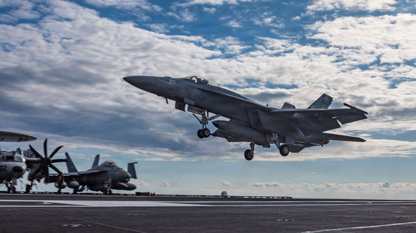 Lovac F/A-18E Super Hornet sleće na nosač aviona USS Džerald R. Ford
