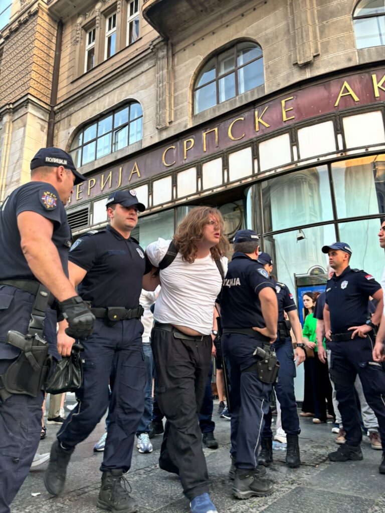 Posle protesta u Rajićevoj privedeno deset građana, među njima i dva studenta