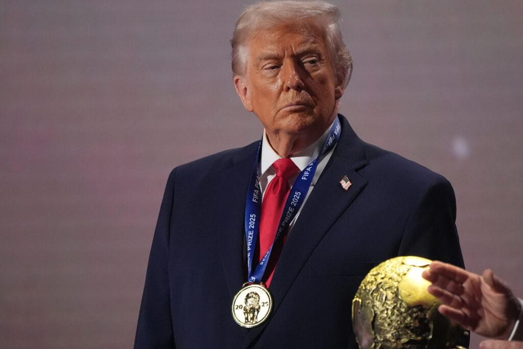 Donald Tram sa medaljom i peharom kao dobitinik FIFA nagrade za mir