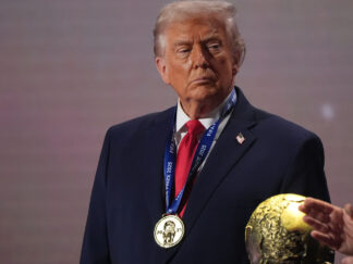 Donald Tram sa medaljom i peharom kao dobitinik FIFA nagrade za mir