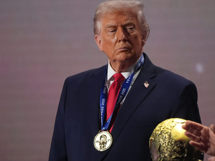 Donald Tram sa medaljom i peharom kao dobitinik FIFA nagrade za mir