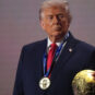 Donald Tram sa medaljom i peharom kao dobitinik FIFA nagrade za mir