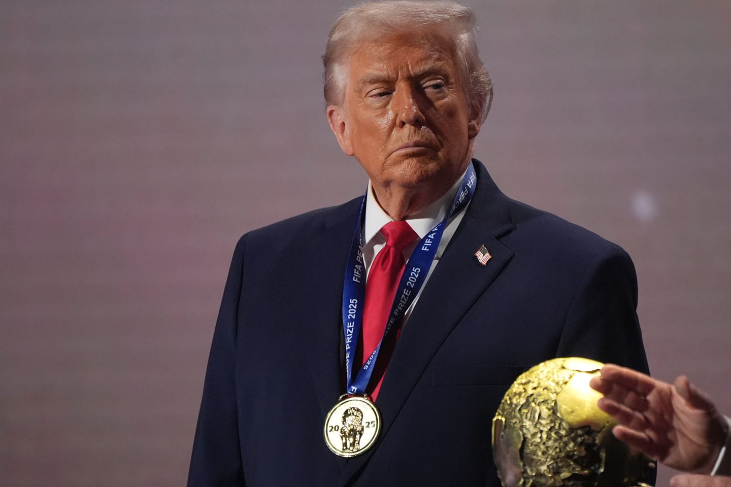 Donald Tram sa medaljom i peharom kao dobitinik FIFA nagrade za mir