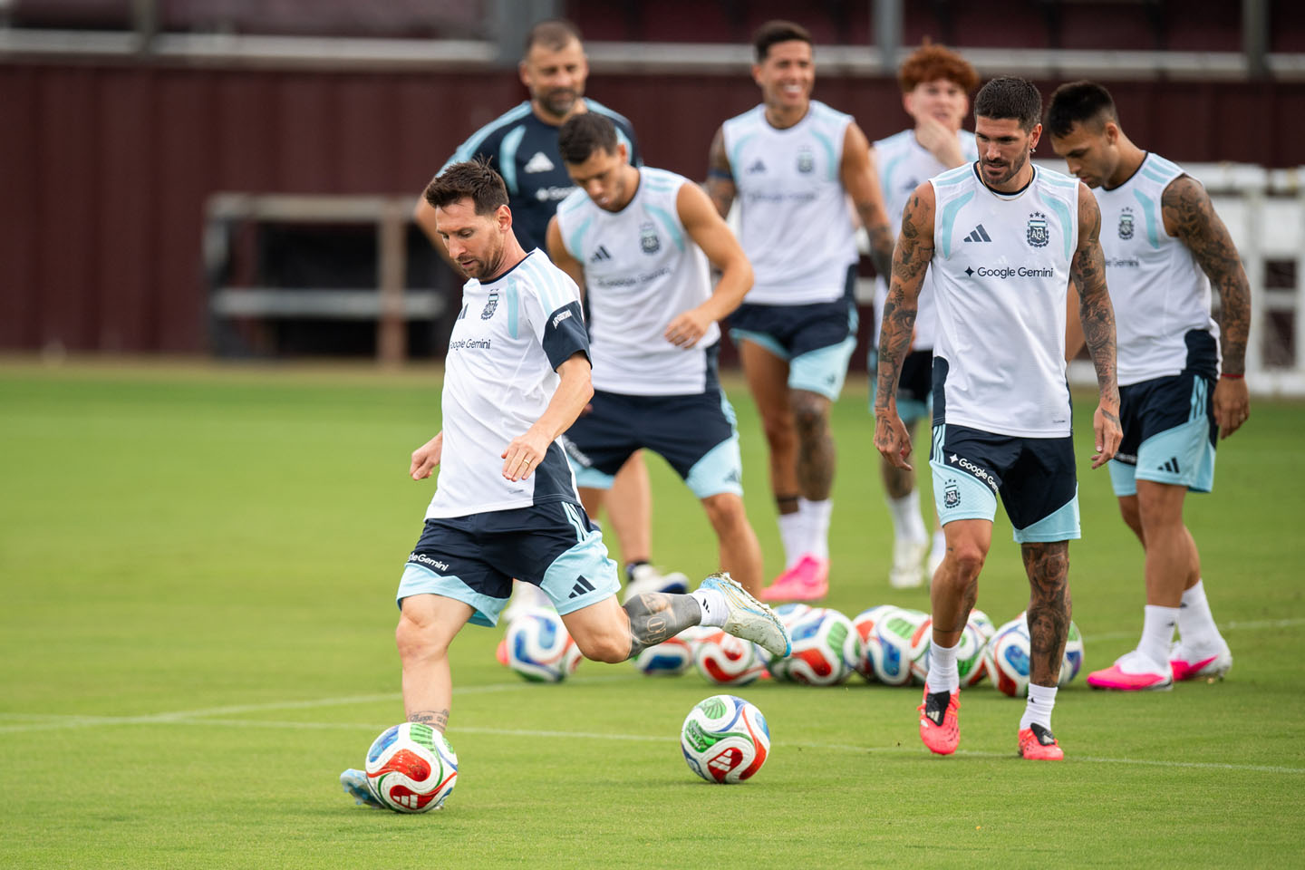 Lionel Mesi šutira loptu na treningu argentinske reprezentacije