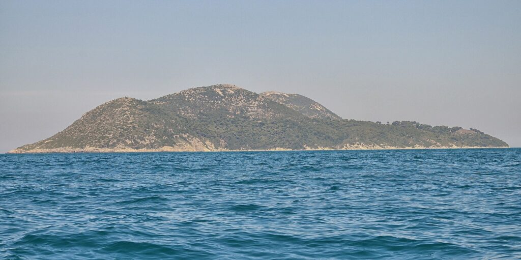 Albansko ostrvo Sazan u Jadranskom moru, kamenito sa zelenim rastinjem
