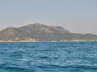 Albansko ostrvo Sazan u Jadranskom moru, kamenito sa zelenim rastinjem