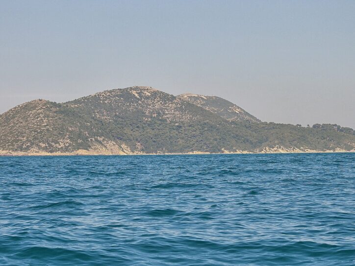 Albansko ostrvo Sazan u Jadranskom moru, kamenito sa zelenim rastinjem