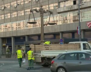 Šapićevo „iznenađenje“: Nova skulptura „Terazije“ postavljena u centru tokom noći