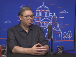 Aleksandar Vučić u košulji u plavoj pozadini crtež Hrama Sveto Save