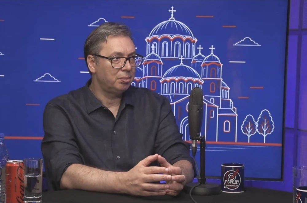 Aleksandar Vučić u košulji u plavoj pozadini crtež Hrama Sveto Save