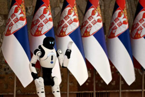 Roboti, roštilj i toplotni udar: Miting SNS po vrelini
