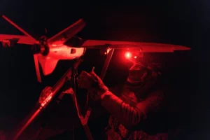 Ukrajinski vojnik sa dronom
