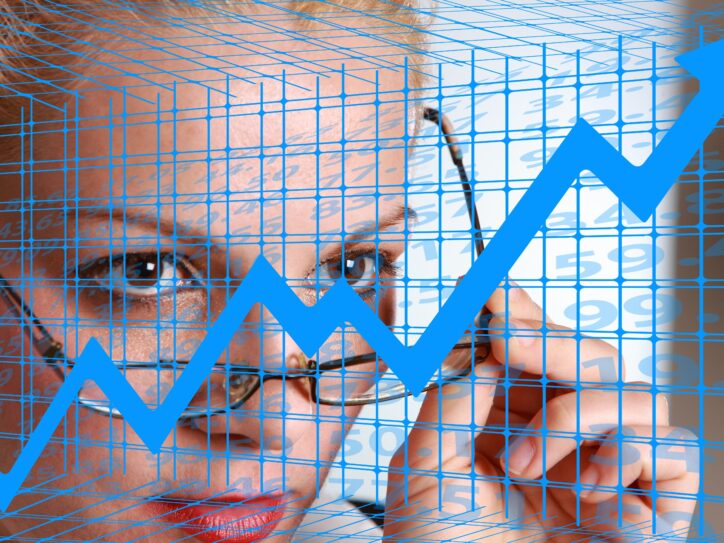 Žena gleda u statistiku