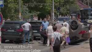 U Beogradu poginuo muškarac kada je automobil prevrnuo na krov
