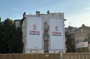 Igra simbolima i manifestacija moći: Ogromni baneri sa natpisom „Srbija pobeđuje“ i u Novom Sadu