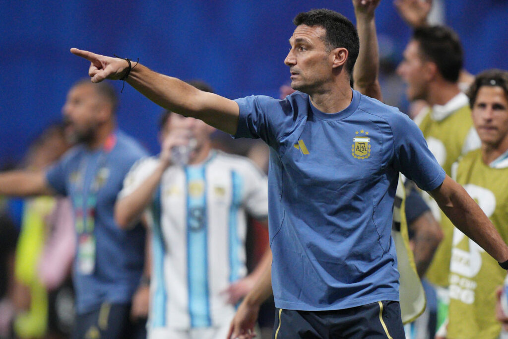 Selektor Argentine Lionel Skaloni vodi utakmicu na Svetskom prvenstvu 2026.