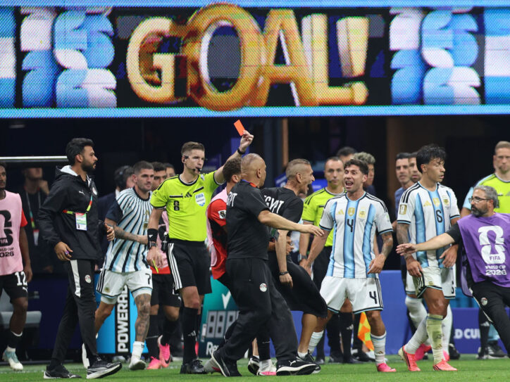 Sudija Fransoa Leteskije pokazuje crveni karton klupi Egipta, Svetsko prvenstvo 2026. Egipat Argentina
