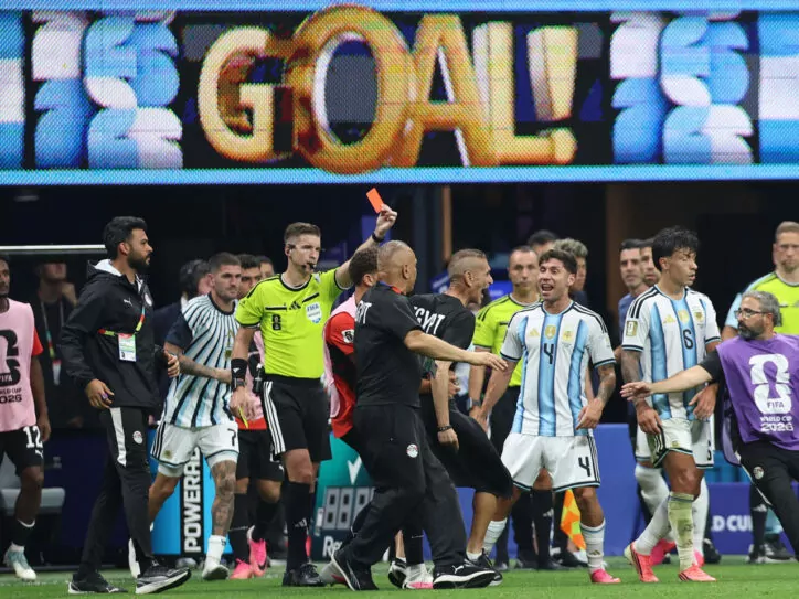Sudija Fransoa Leteskije pokazuje crveni karton klupi Egipta, Svetsko prvenstvo 2026. Egipat Argentina