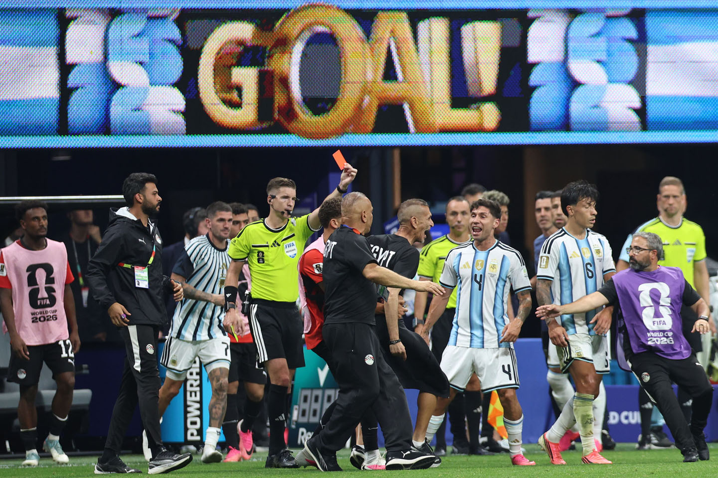 Sudija Fransoa Leteskije pokazuje crveni karton klupi Egipta, Svetsko prvenstvo 2026. Egipat Argentina