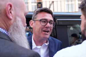 Novi britanski premijer: Endi Bernam se useljava u Dauning strit 10